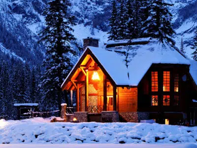 Belle maison recouverte de neige