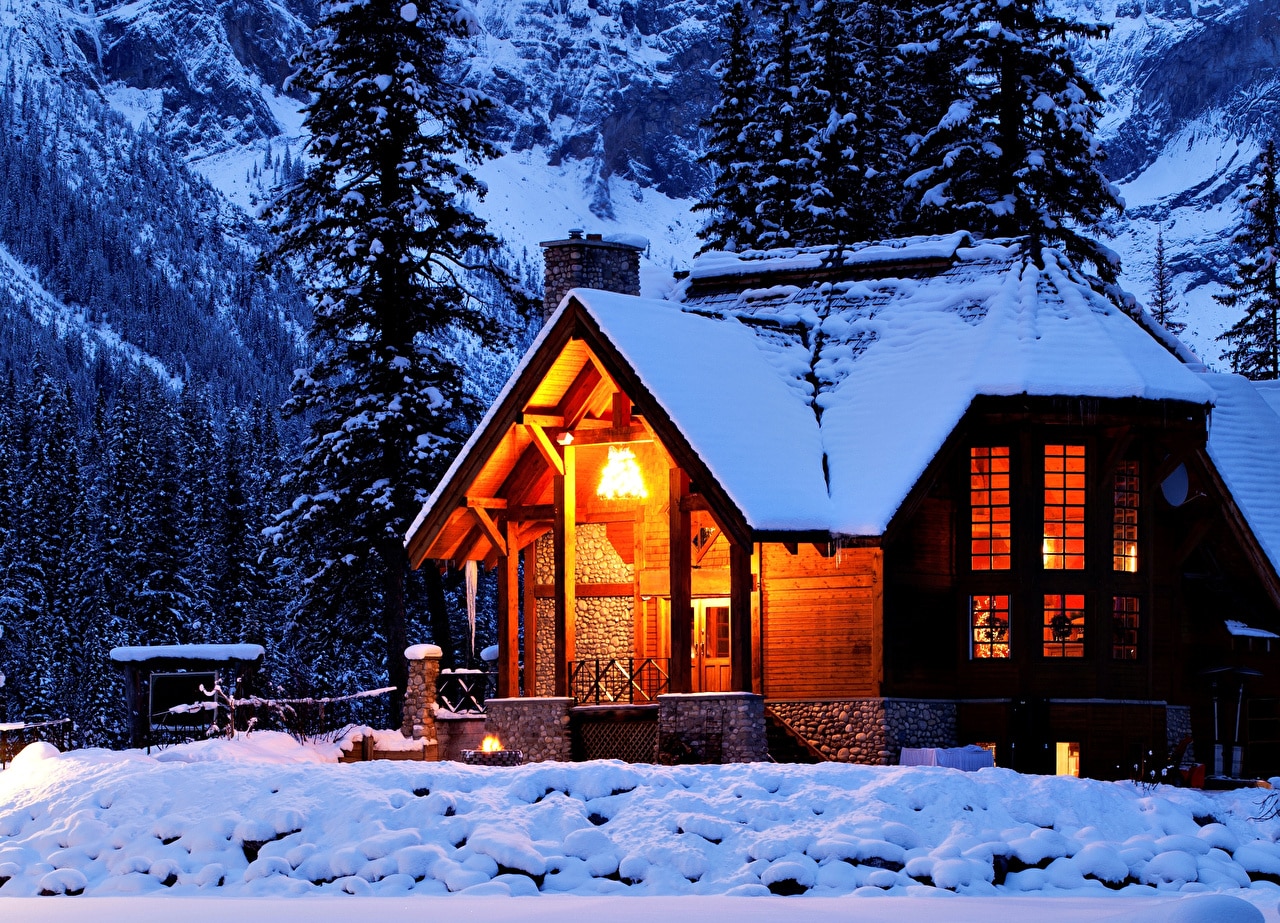 Belle maison recouverte de neige