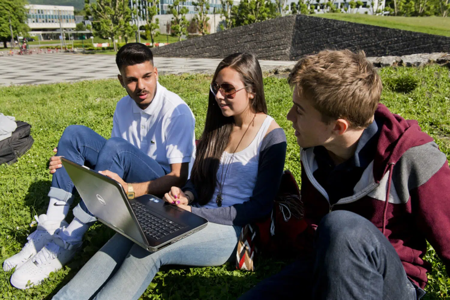 Groupe de jeunes heureux du soutien de leurs parents