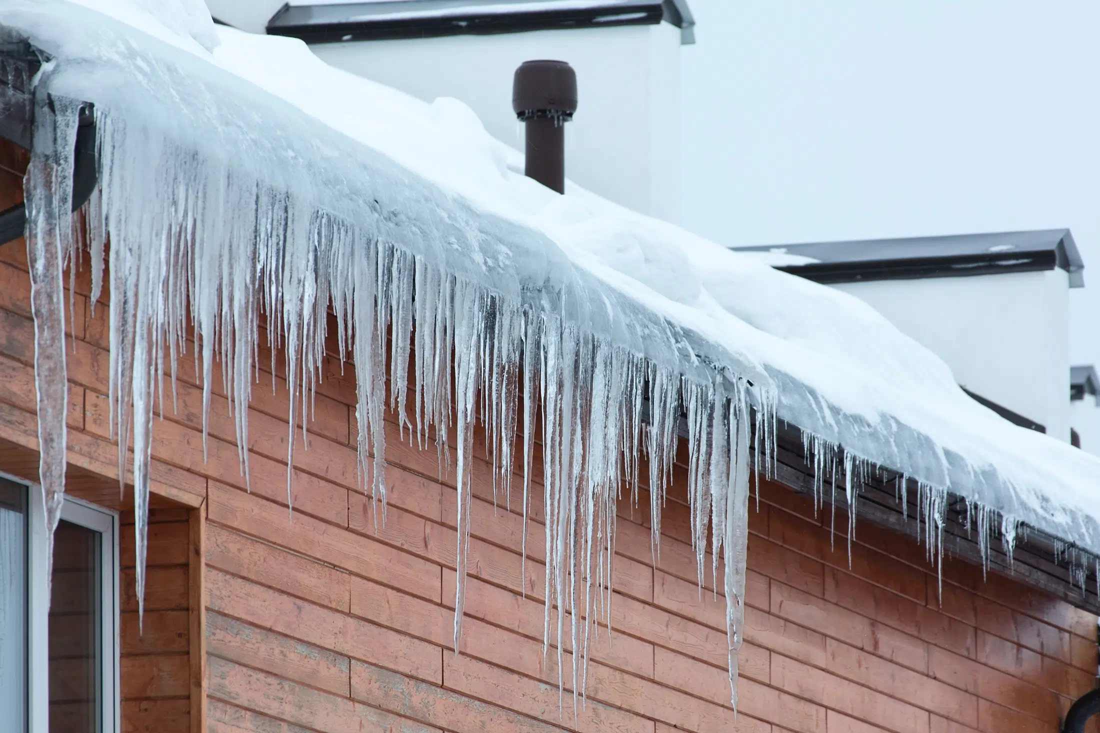 Toiture de maison en hiver