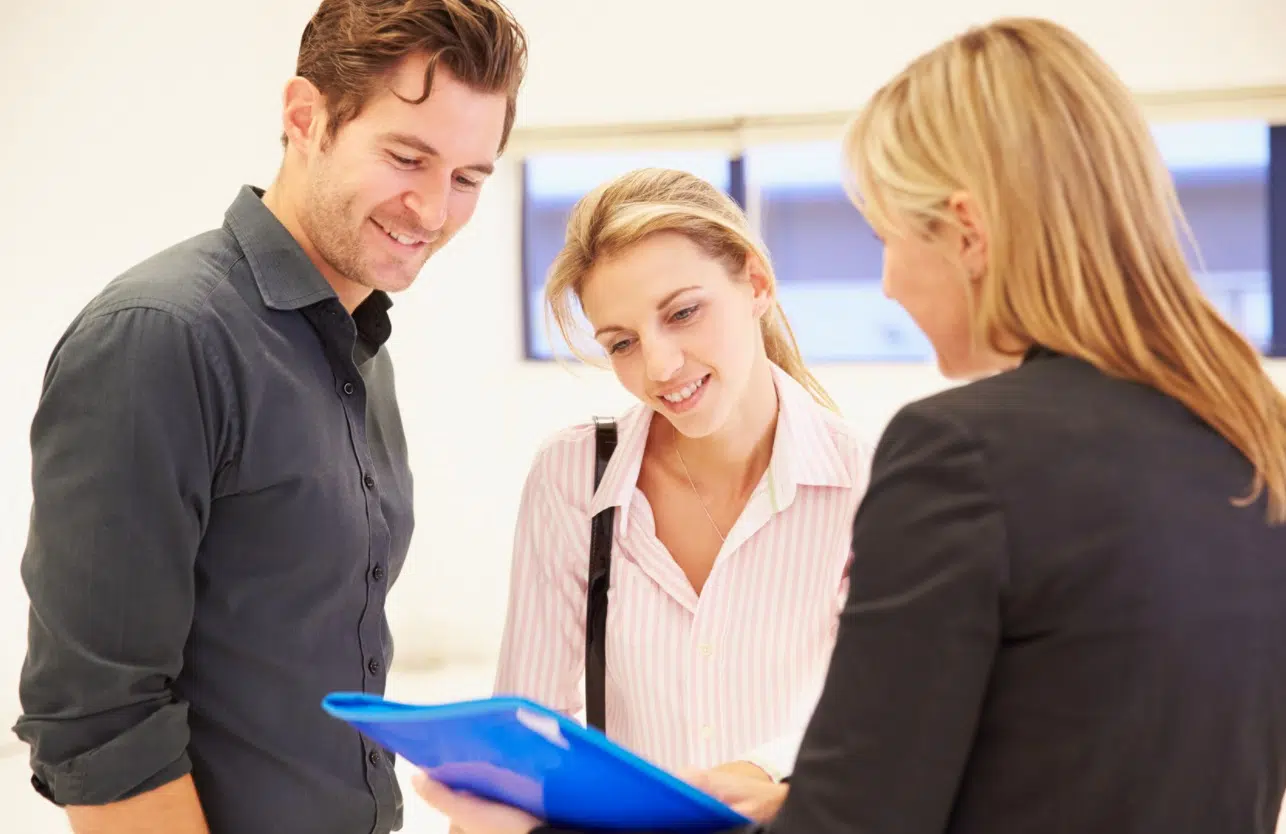 Un couple et un agent immobilier