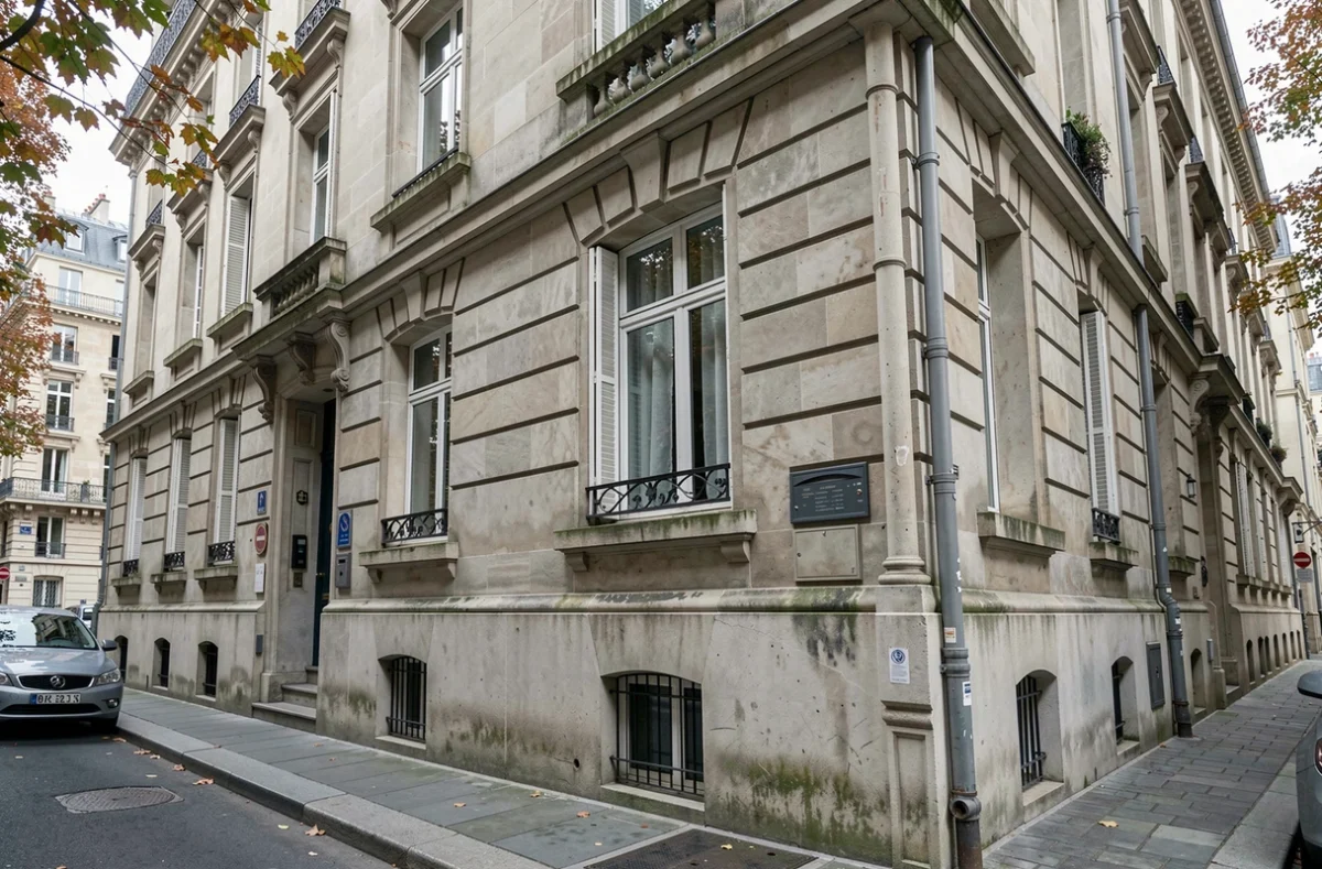 Immeuble haussmannien avec appartement non occupé aux volets fermés, illustrant l'assurance habitation propriétaire non occupant