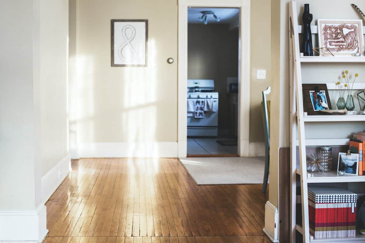 Comment rénover son vieux parquet pour donner un coup de jeune à son intérieur ?