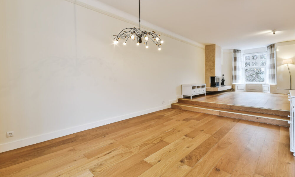 Plancher en chêne : optez pour un sol intérieur durable !