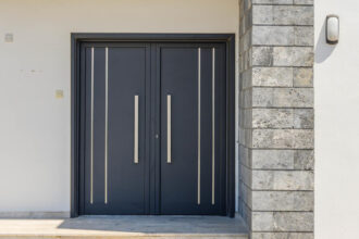 Porte d'entrée en aluminium : pourquoi ce matériau s'impose dans les projets de rénovation ?