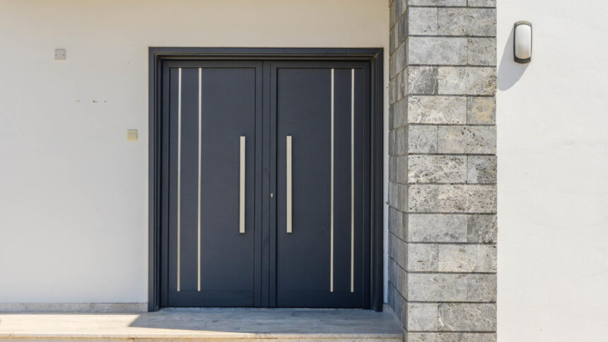 Porte d'entrée en aluminium : pourquoi ce matériau s'impose dans les projets de rénovation ?
