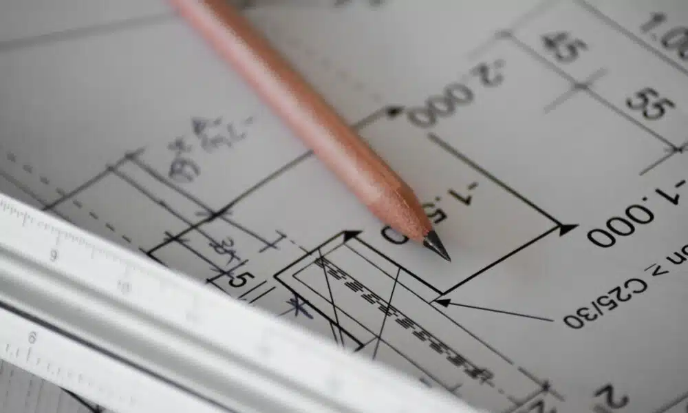 plan de maison et crayon de bois